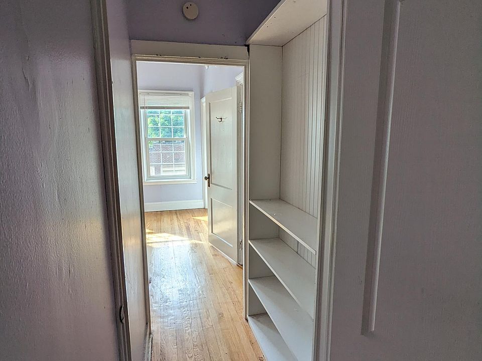 Hallway between Living room and Bedroom 1
