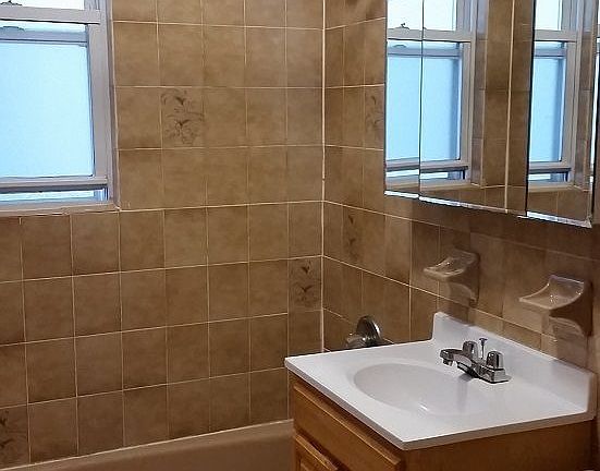 5th image of 3026 49th St APT 1N