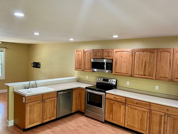 5th image of 819 Riverside Dr #3