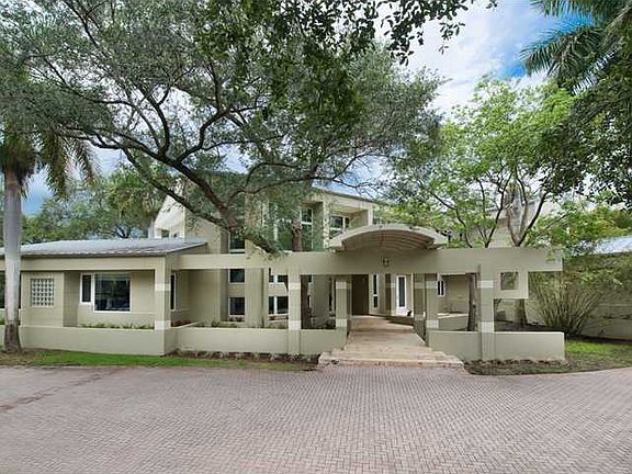 Contemporary Style in Pinecrest