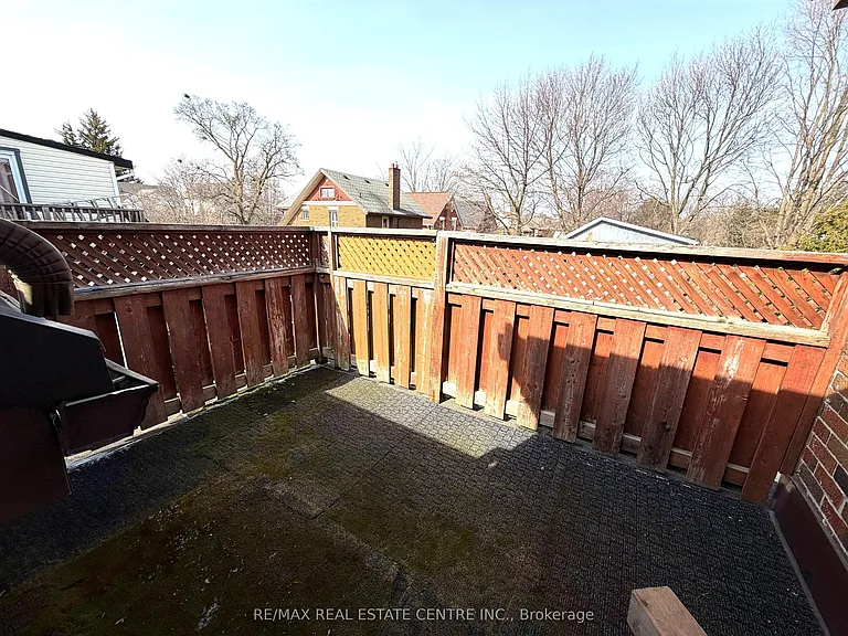 218 Weber St E — Photo 16