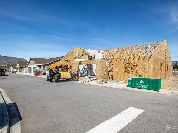 207 21st Street NW, East Wenatchee, WA 98802