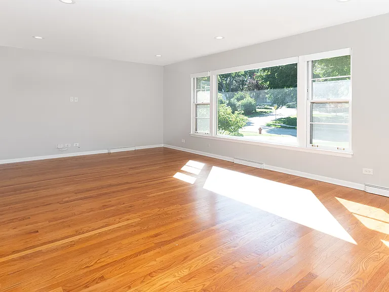 707 Thornwood Dr — Photo 2