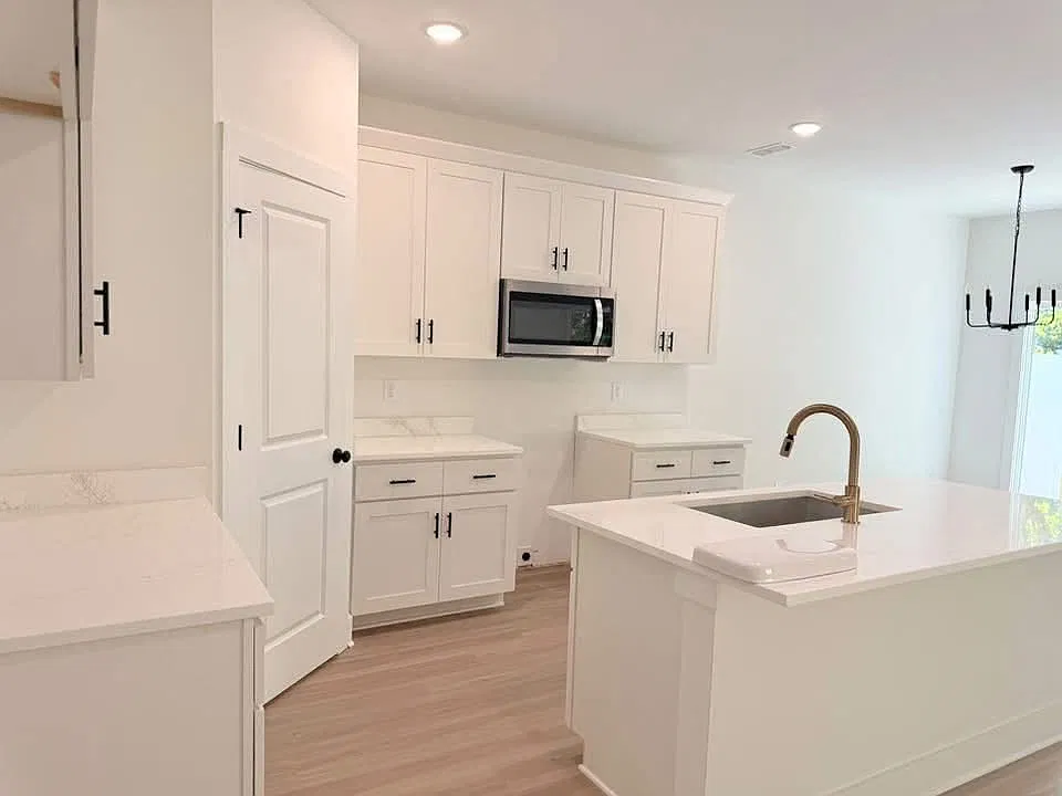 4 bed, 2.5 bath, 2000 sqft, $2,250 — Photo 3