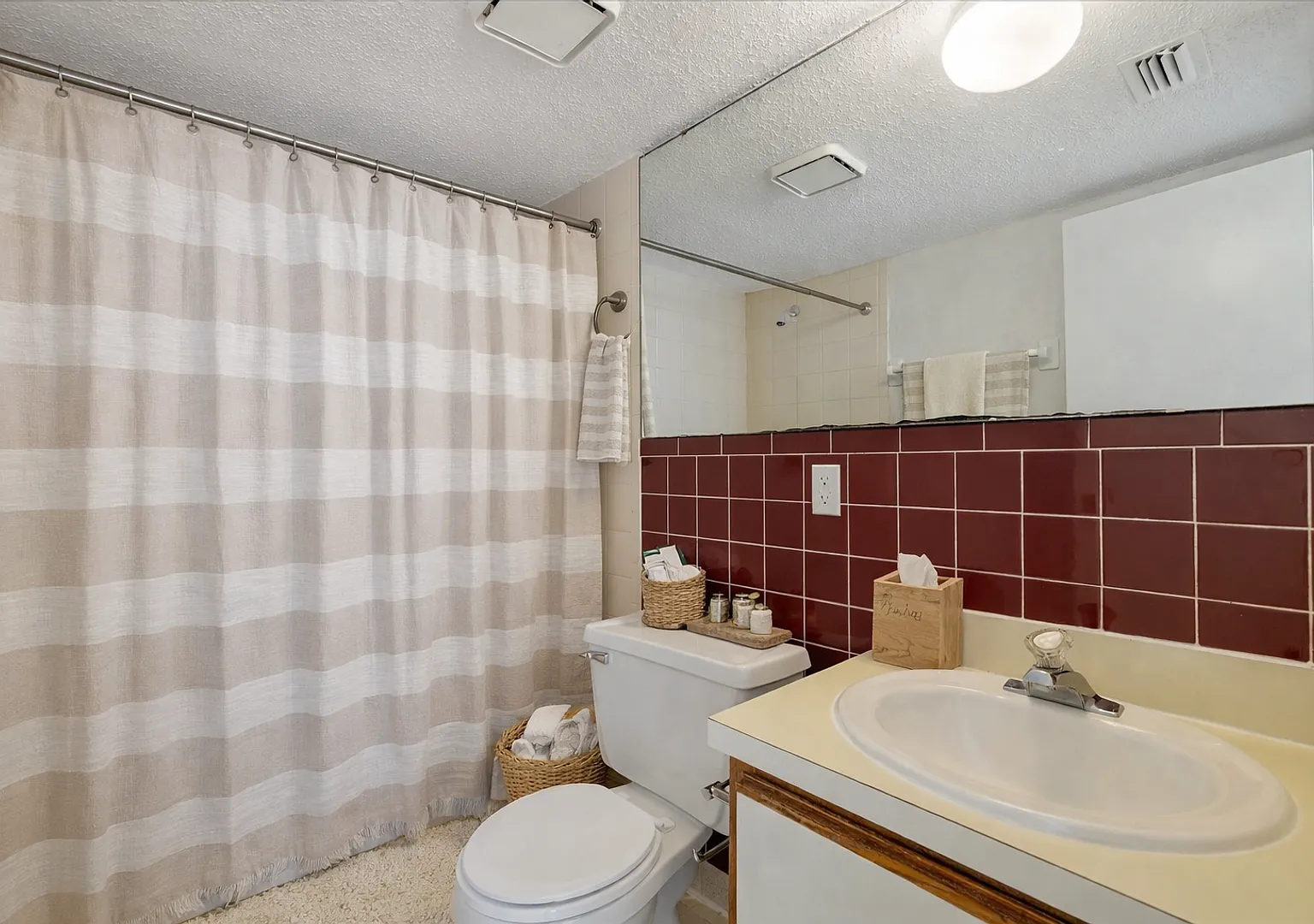True 1 Bedroom Overlooking Doak Campbell — Photo 4