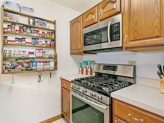 5th image of 851 Shakespeare Dr