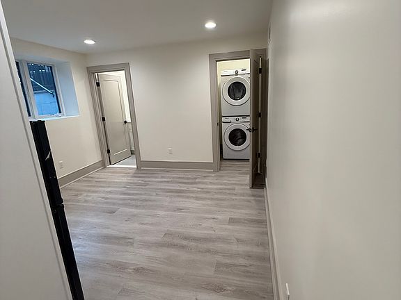 living room/ kitchen space/ laundry room