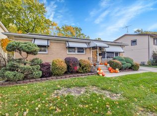 1427 S Busse Rd, Mount Prospect, IL 60056