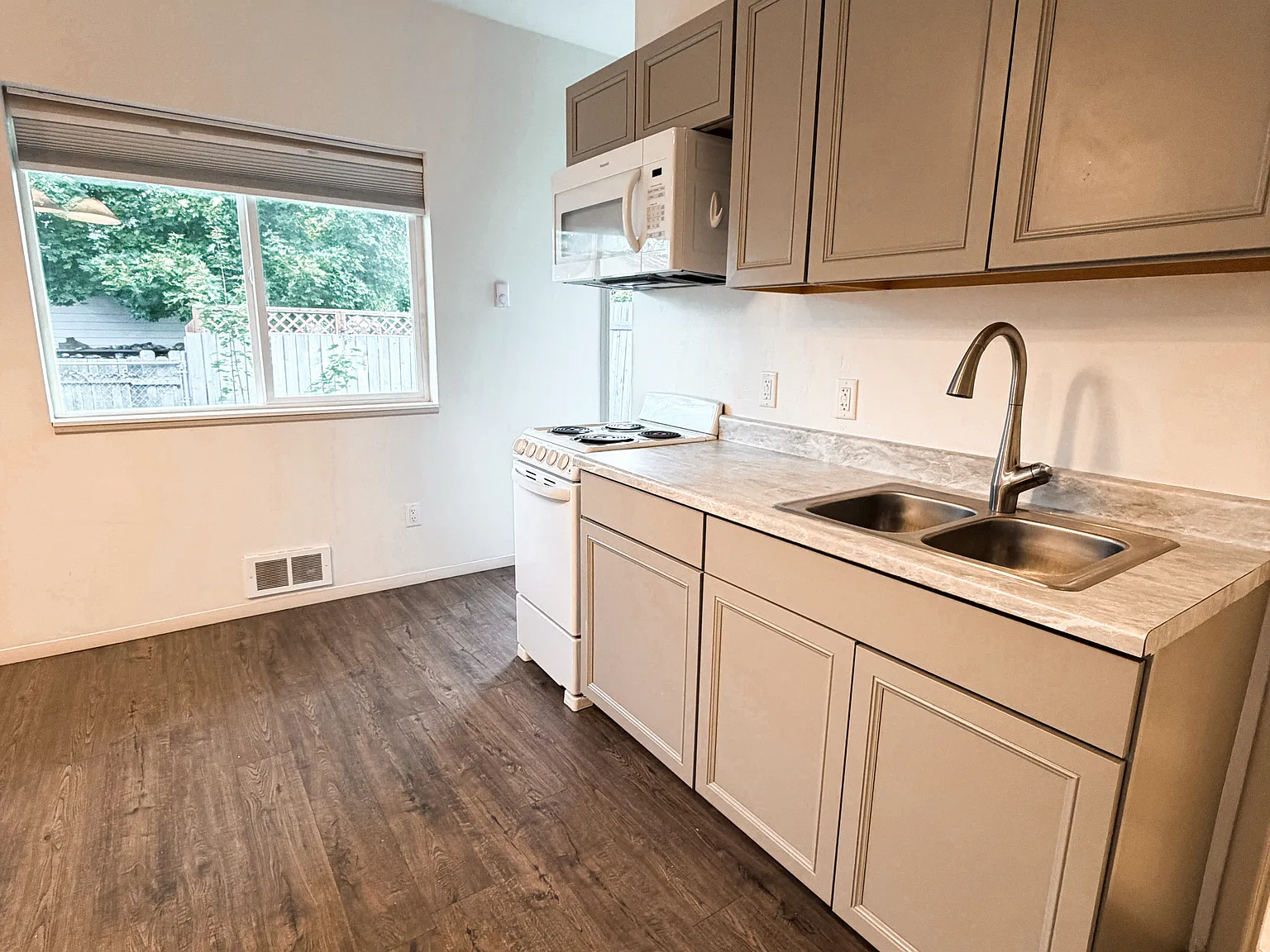 Studio, 420 sqft, $1,300 — Photo 3