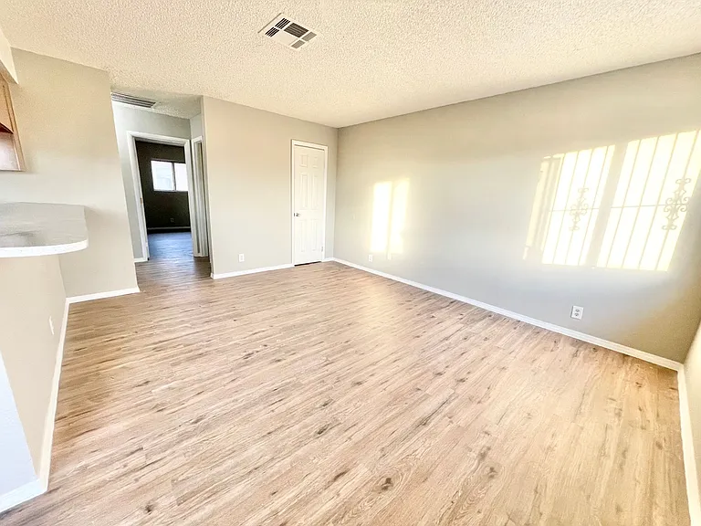 1400 Henry Dr — Photo 2