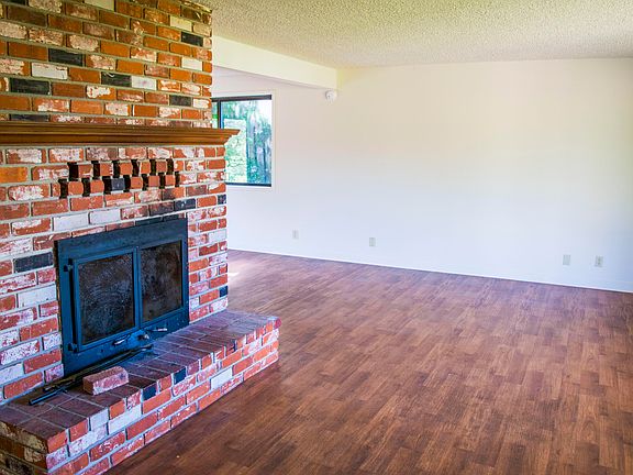 2nd image of 195 SE Salmon St