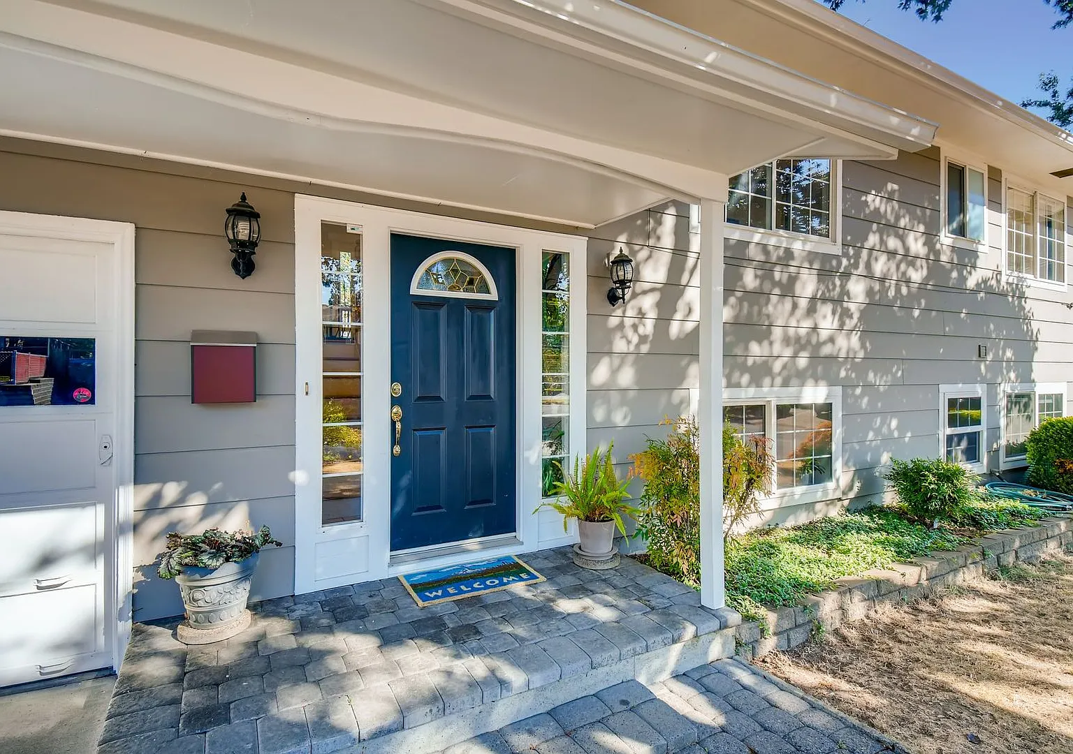 Gorgeous 3 Bed, 2 Bath Spacious House! — Photo 3