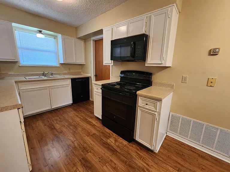 929 Ohio St — Photo 10