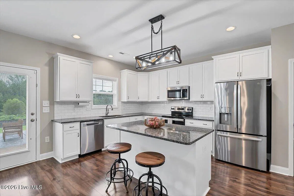 4 bed, 2.5 bath, 2300 sqft, $2,300 — Photo 4