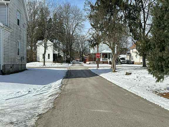 5th image of 816 W Maple Ln