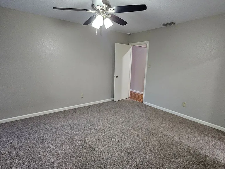 1402 Sheppard Ln — Photo 22