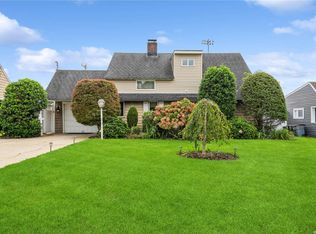 81 Chimney Ln, Levittown, NY 11756