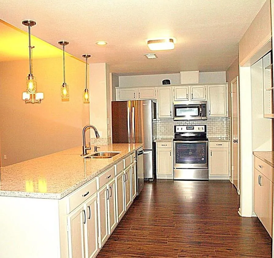 3 bed, 2.0 bath, 1279 sqft, $1,895 — Photo 3