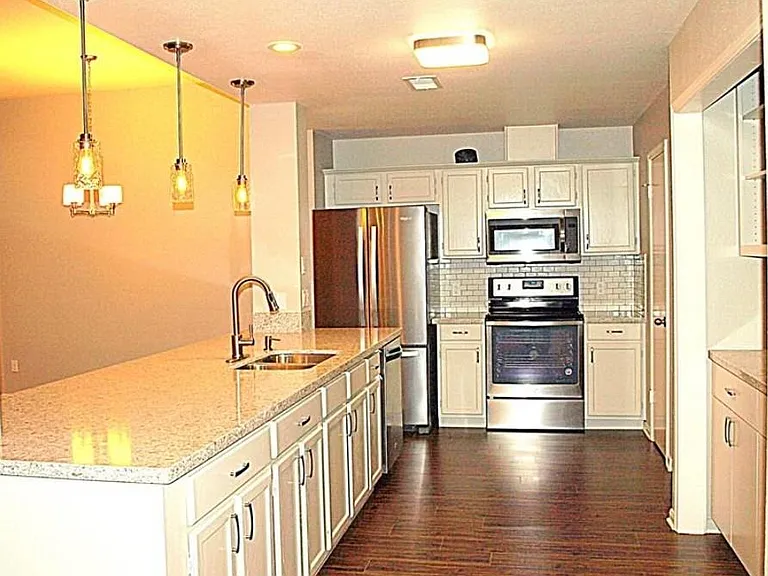 2200 Larston Ln — Photo 3