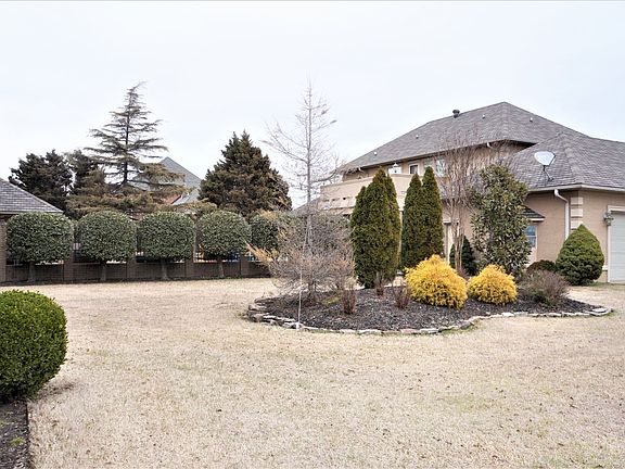 3rd image of 805 Cloister Dr