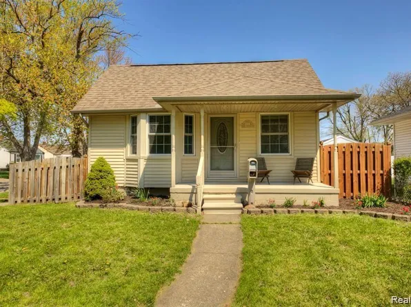 2144 Baumey St, Wyandotte, MI 48192
