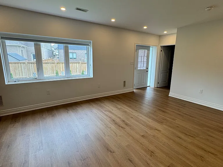 30 Rowley St #LOWER — Photo 7