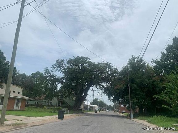 Exterior Neighborhood (street photo)