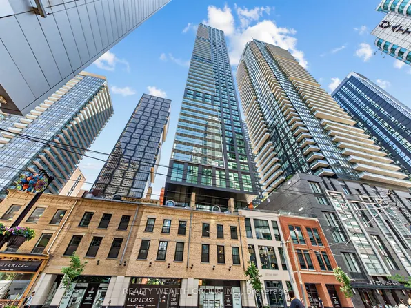 327 King St W #1305, Toronto, ON M5V 0W7