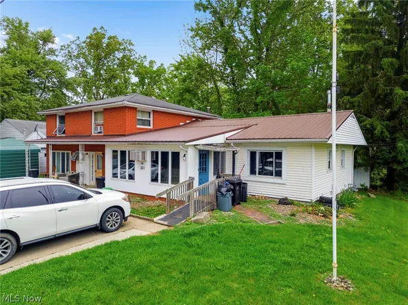 221 Tower St SW, Beach City, OH 44608