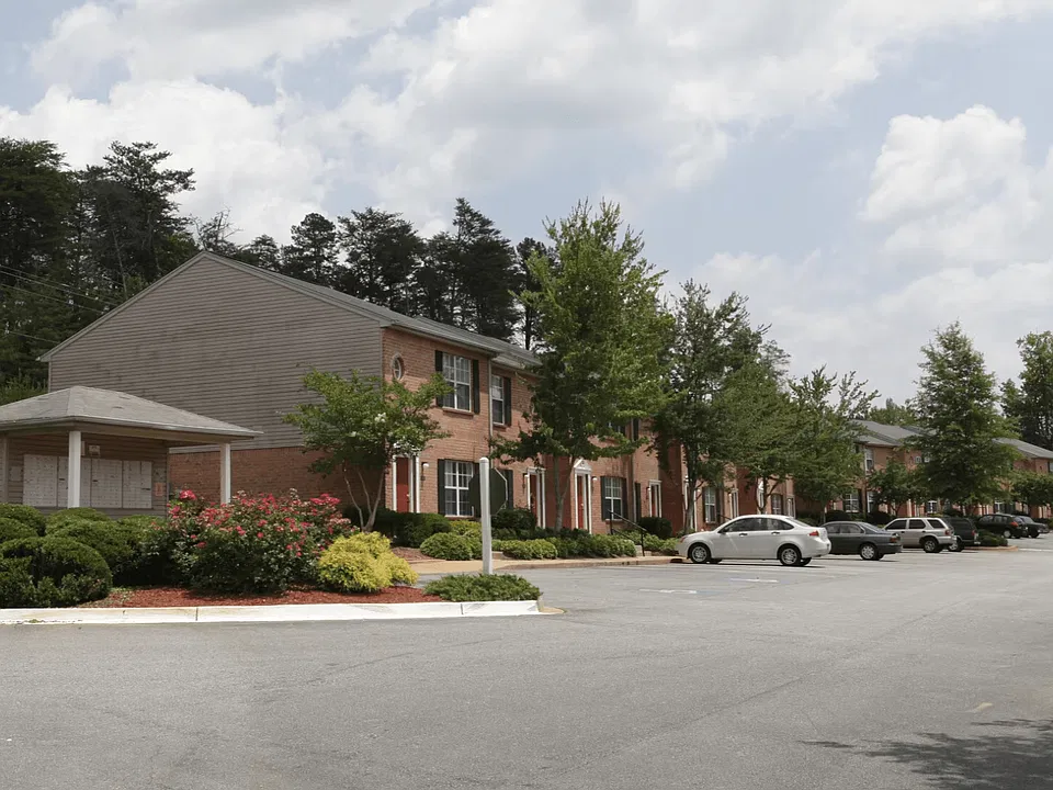 Brookside Pointe Apartments