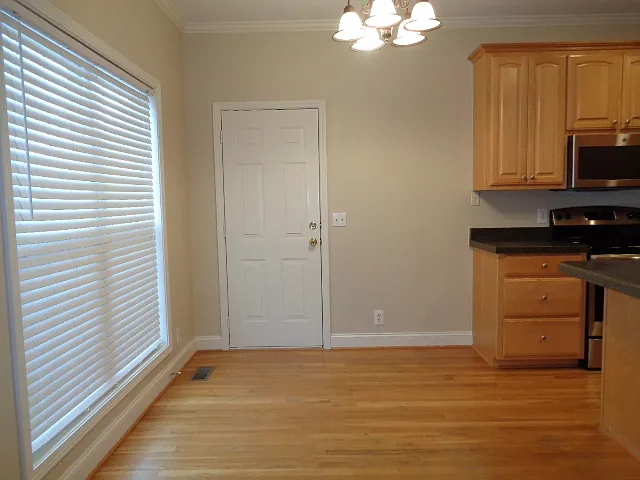 2406 Adelaide Dr — Photo 6