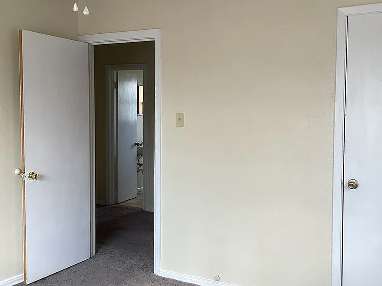 1609 S Avenue C — Photo 8