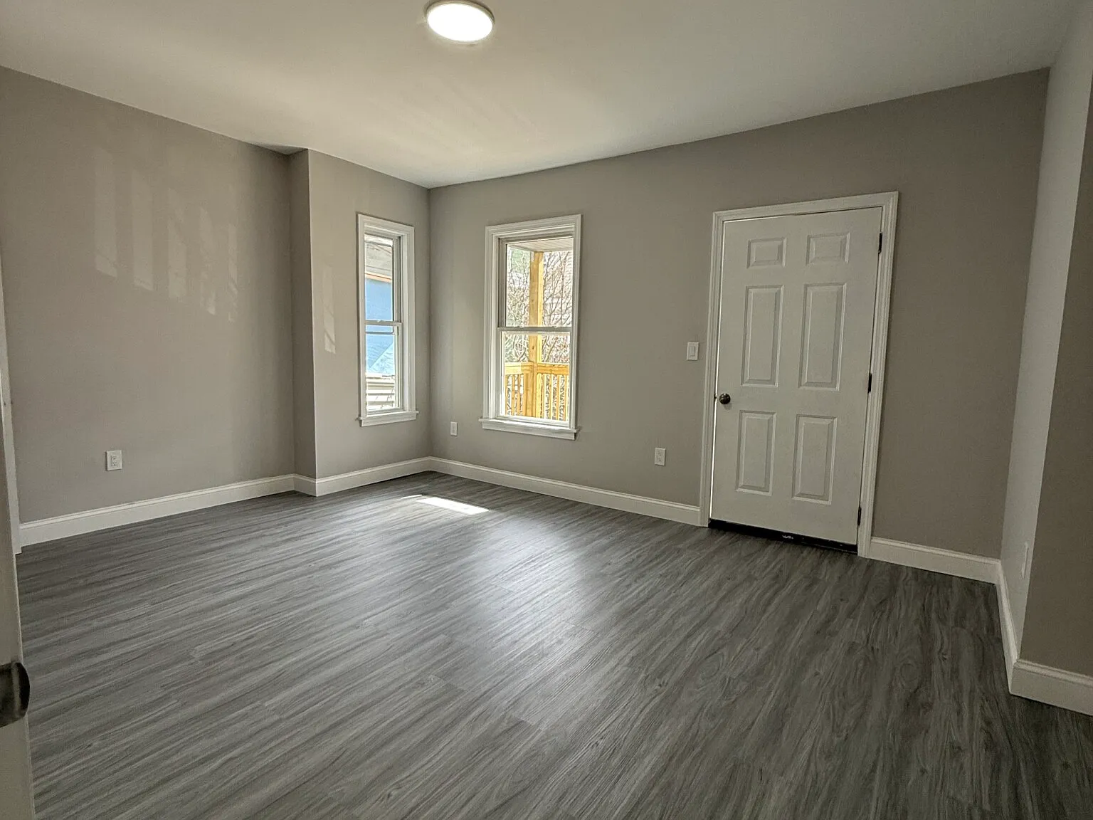 3 bed, 1.0 bath, 1100 sqft, $3,350 — Photo 2