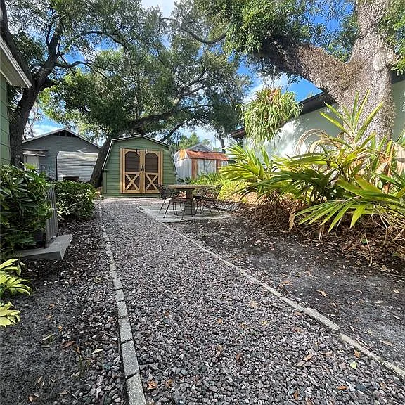 402 W Paris St — Photo 17