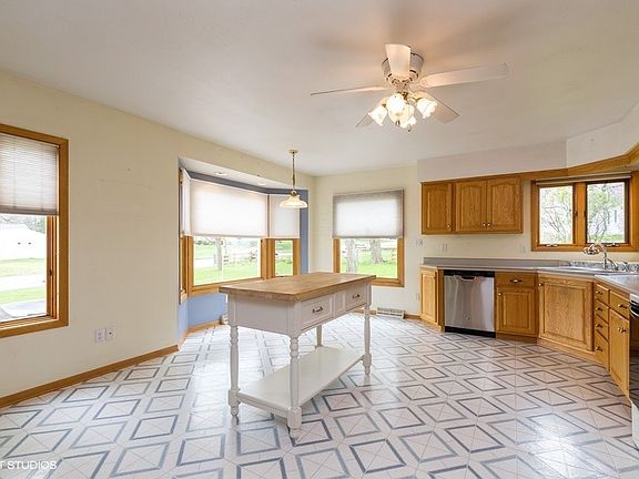 3rd image of 2911 Cedar Heights Dr