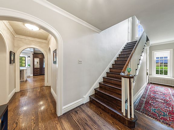 5th image of 122 Blackstone Ave