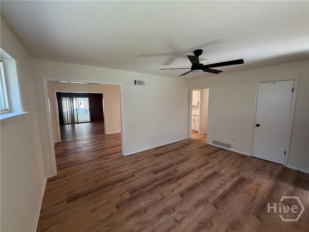3 bed, 1.0 bath, 1416 sqft, $1,800 — Photo 3
