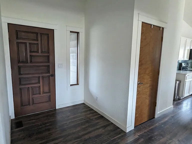 725 W Division Ave — Photo 6