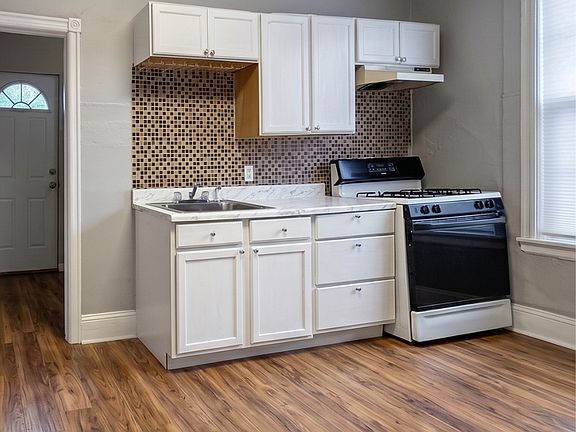 2nd image of 5652 Addison St