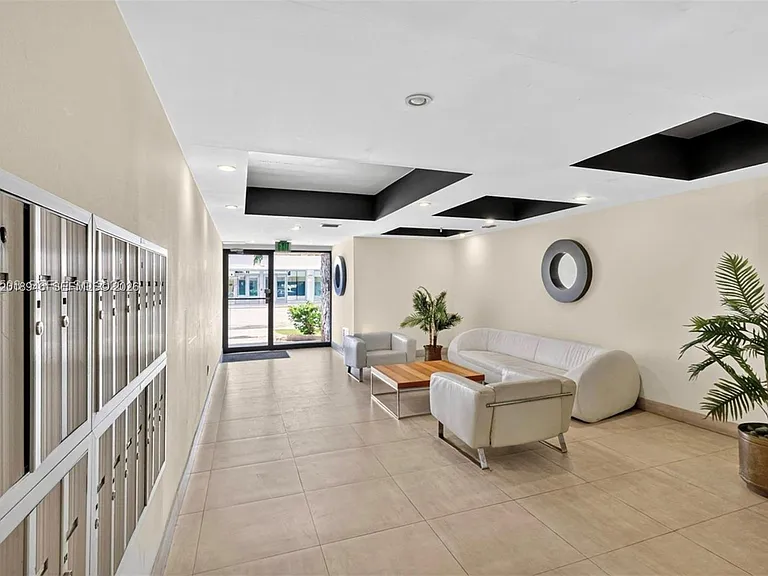 2924 Collins Ave #404 — Photo 15