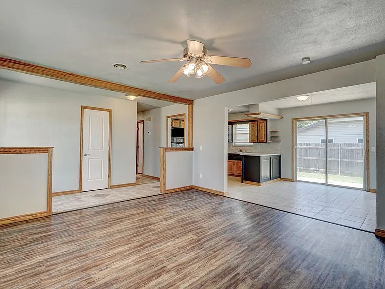 1401 Hampton Dr — Photo 6