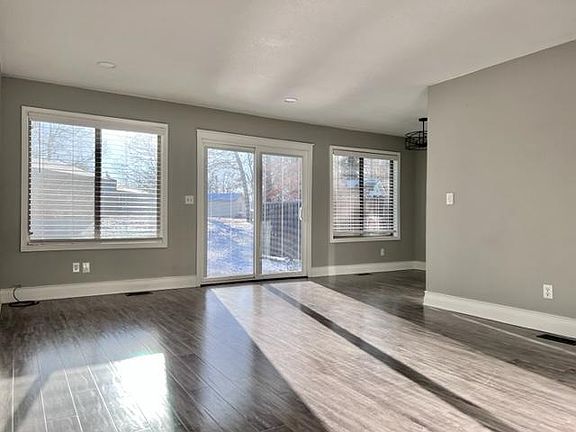 4th image of 105 W Briarbrook Ln #105