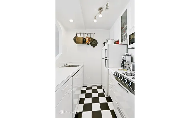 Rented by Douglas Elliman | media 15