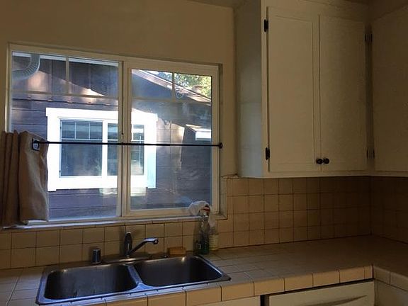 3rd image of 325 Waverley St