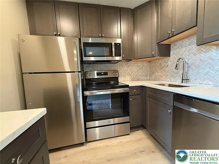526 Broad St #3 — Photo 7