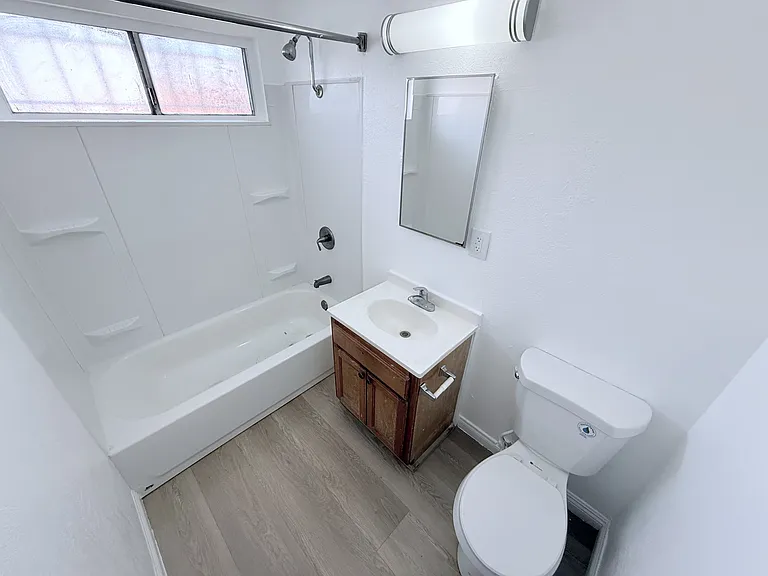 1139 Gardenia Ave #10 — Photo 7