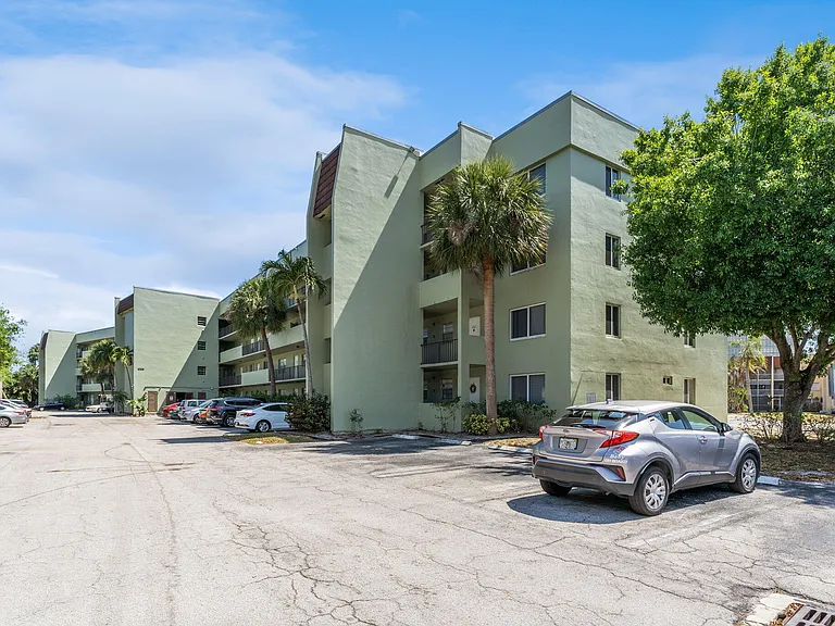 1638 Embassy Dr #410 — Photo 14