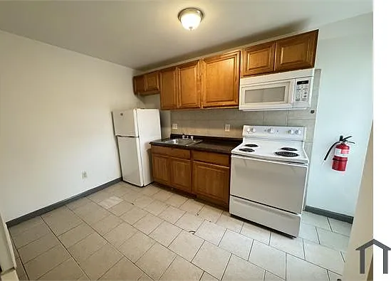 1 bed, 900 sqft, $1,000 — Photo 3