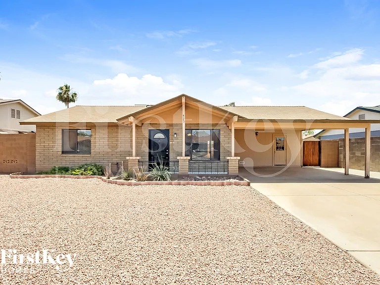 425 E Julie Dr — Photo 1