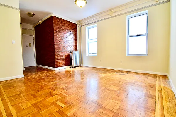 Rented by Safdie Realty Group | media 8